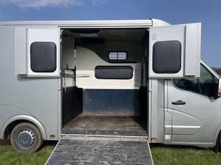 Kleine paardenvrachtwagen (B rijbewijs) Renault RENAULT MASTER  2023 Tweedehands