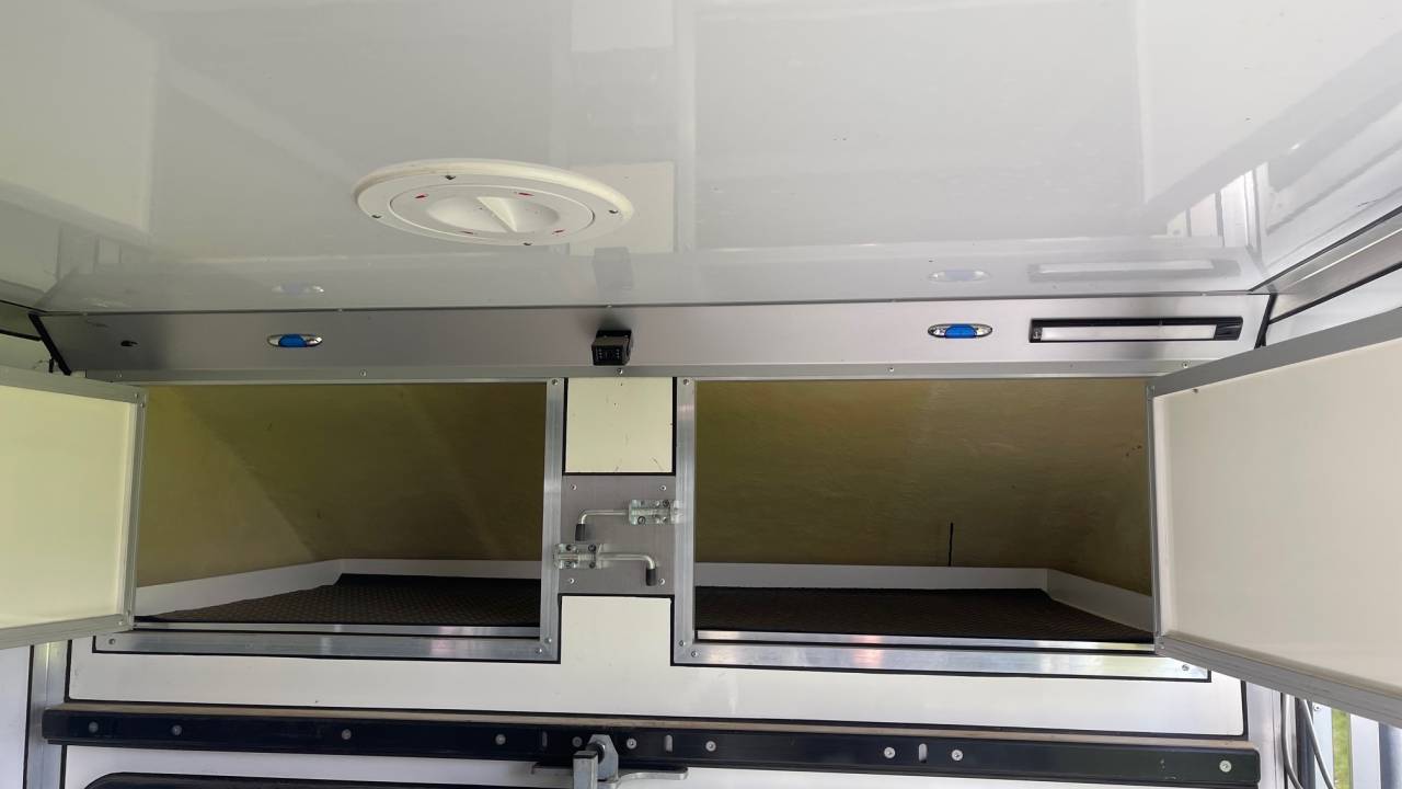 Kleine paardenvrachtwagen (B rijbewijs) Renault RENAULT MASTER  2023 Tweedehands