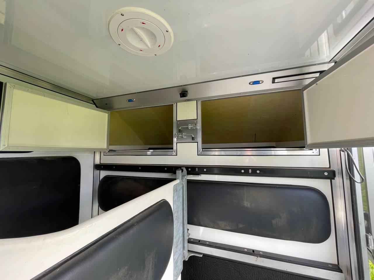 Kleine paardenvrachtwagen (B rijbewijs) Renault RENAULT MASTER  2023 Tweedehands