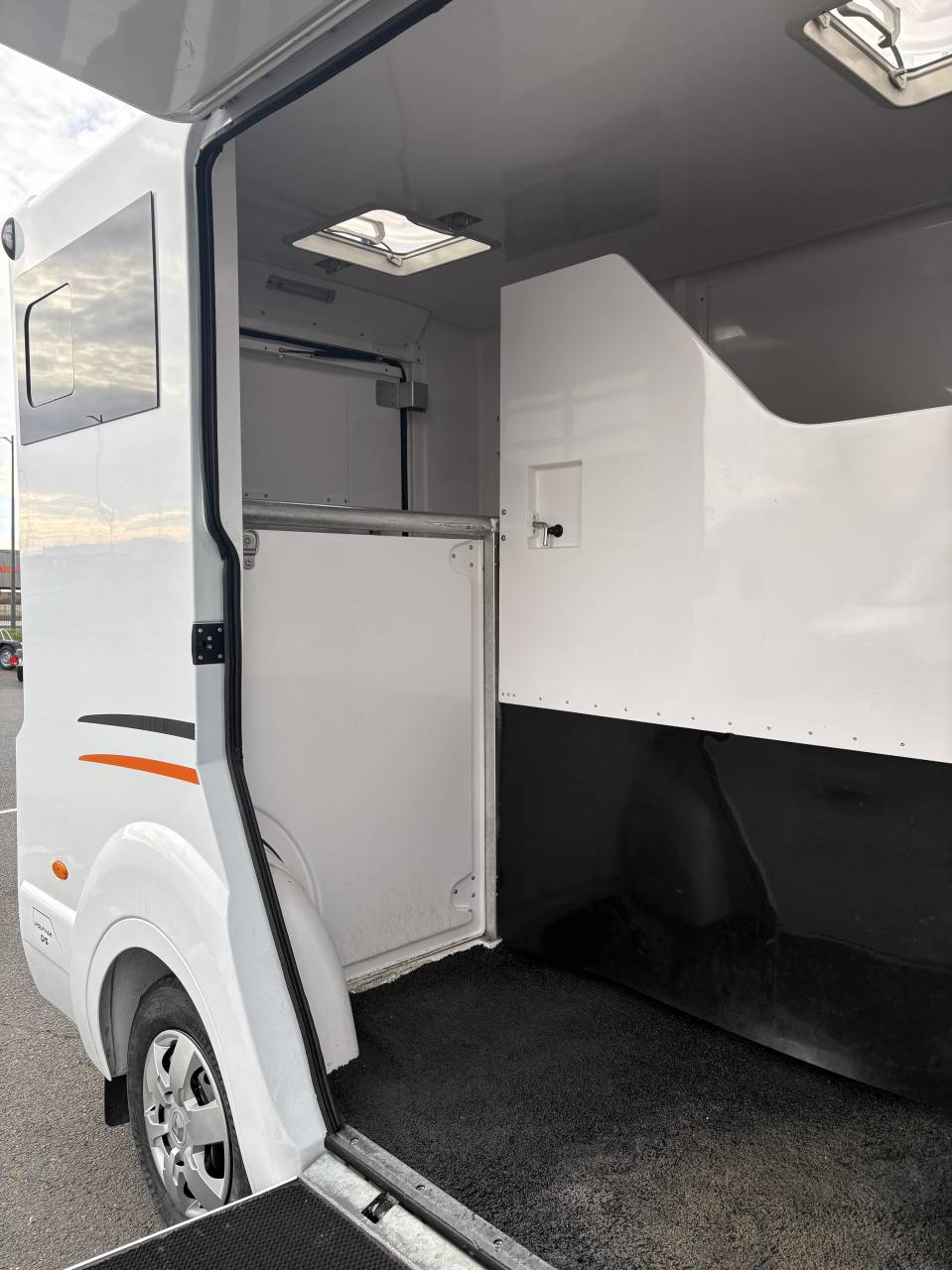 Kleine paardenvrachtwagen (B rijbewijs) Barbot master 2024 Tweedehands