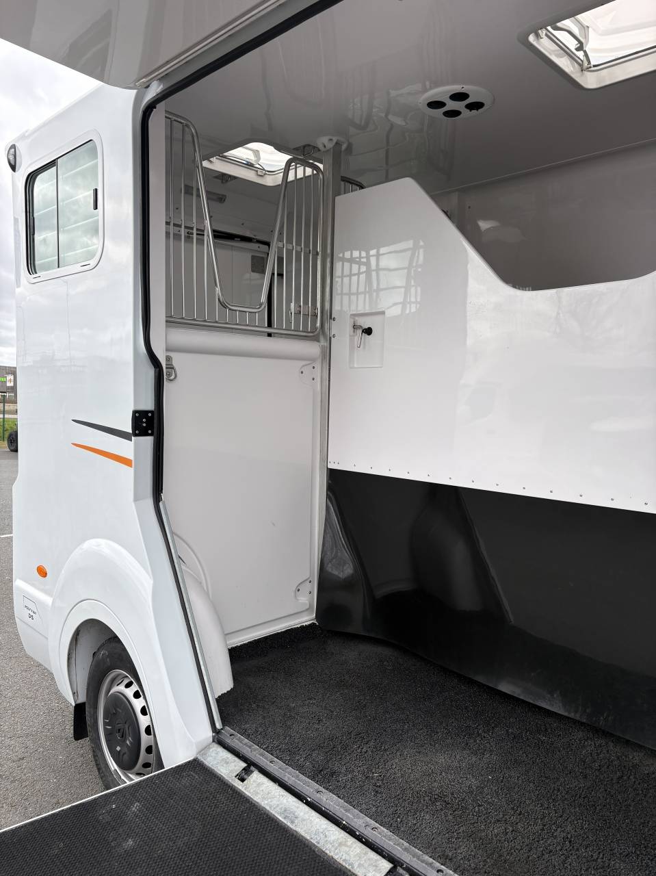 Kleine paardenvrachtwagen (B rijbewijs) Barbot D5 2024 Tweedehands