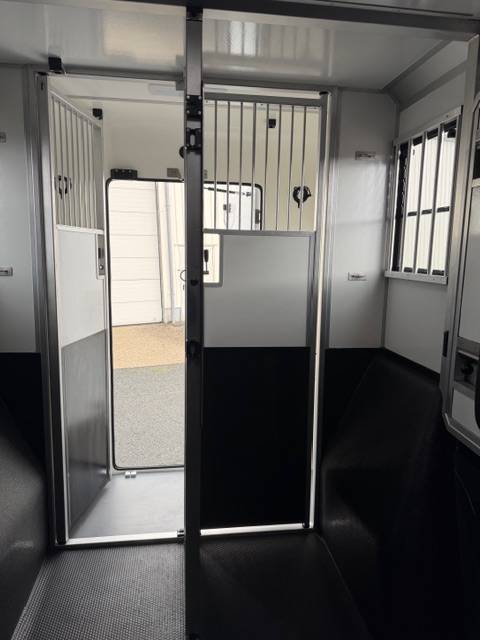 Kleine paardenvrachtwagen (B rijbewijs) AKX Renault Master 2026 Nieuw