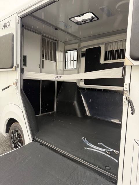 Kleine paardenvrachtwagen (B rijbewijs) AKX Renault Master 2026 Nieuw