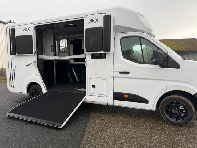 Kleine paardenvrachtwagen (B rijbewijs) AKX Renault Master 2026 Nieuw