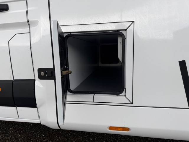 Kleine paardenvrachtwagen (B rijbewijs) AKX Renault Master 2026 Nieuw