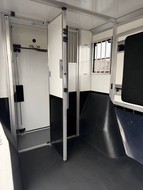 Kleine paardenvrachtwagen (B rijbewijs) AKX Renault Master 2026 Nieuw