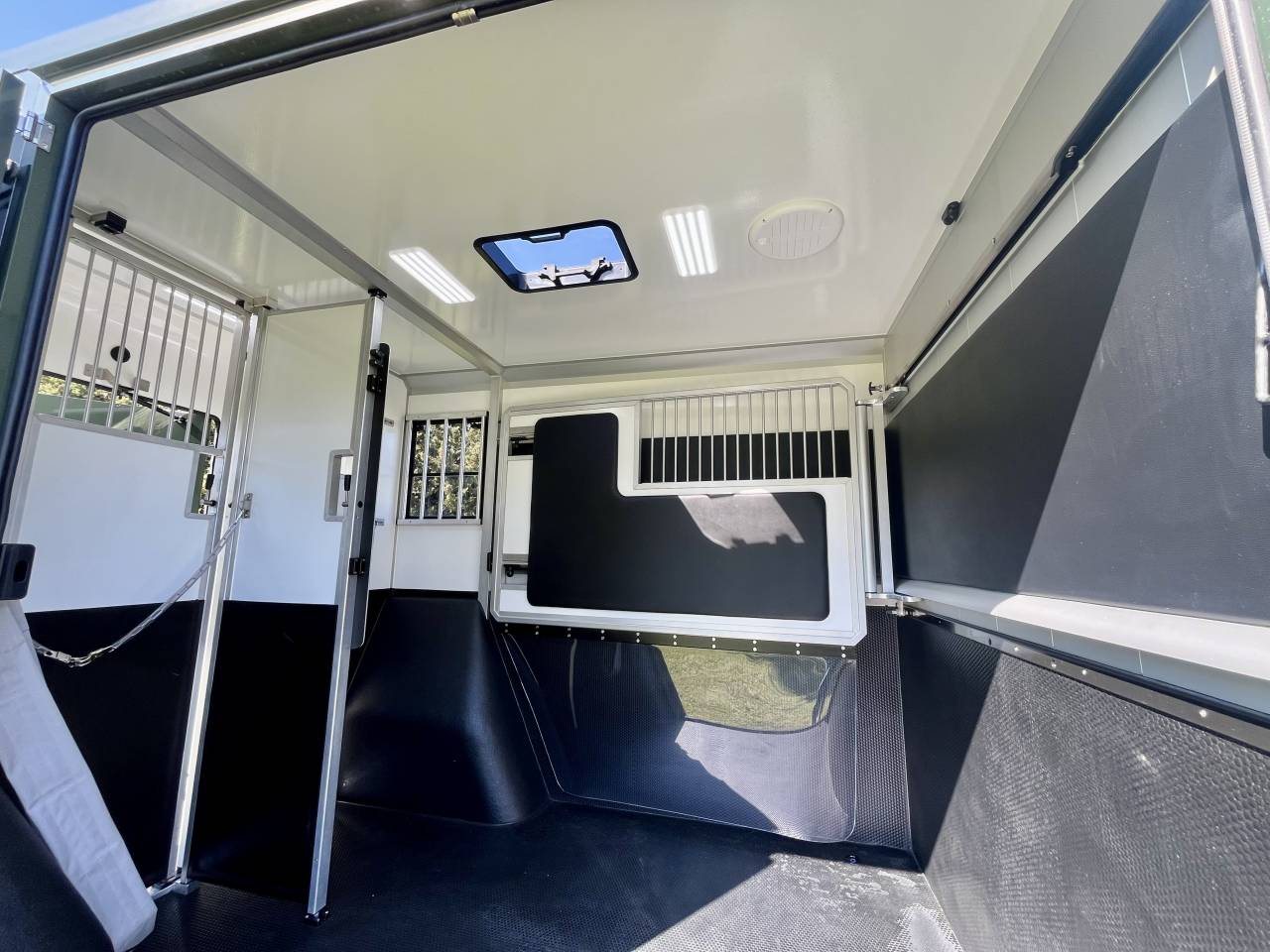 Kleine paardenvrachtwagen (B rijbewijs) AKX  2026 Nieuw