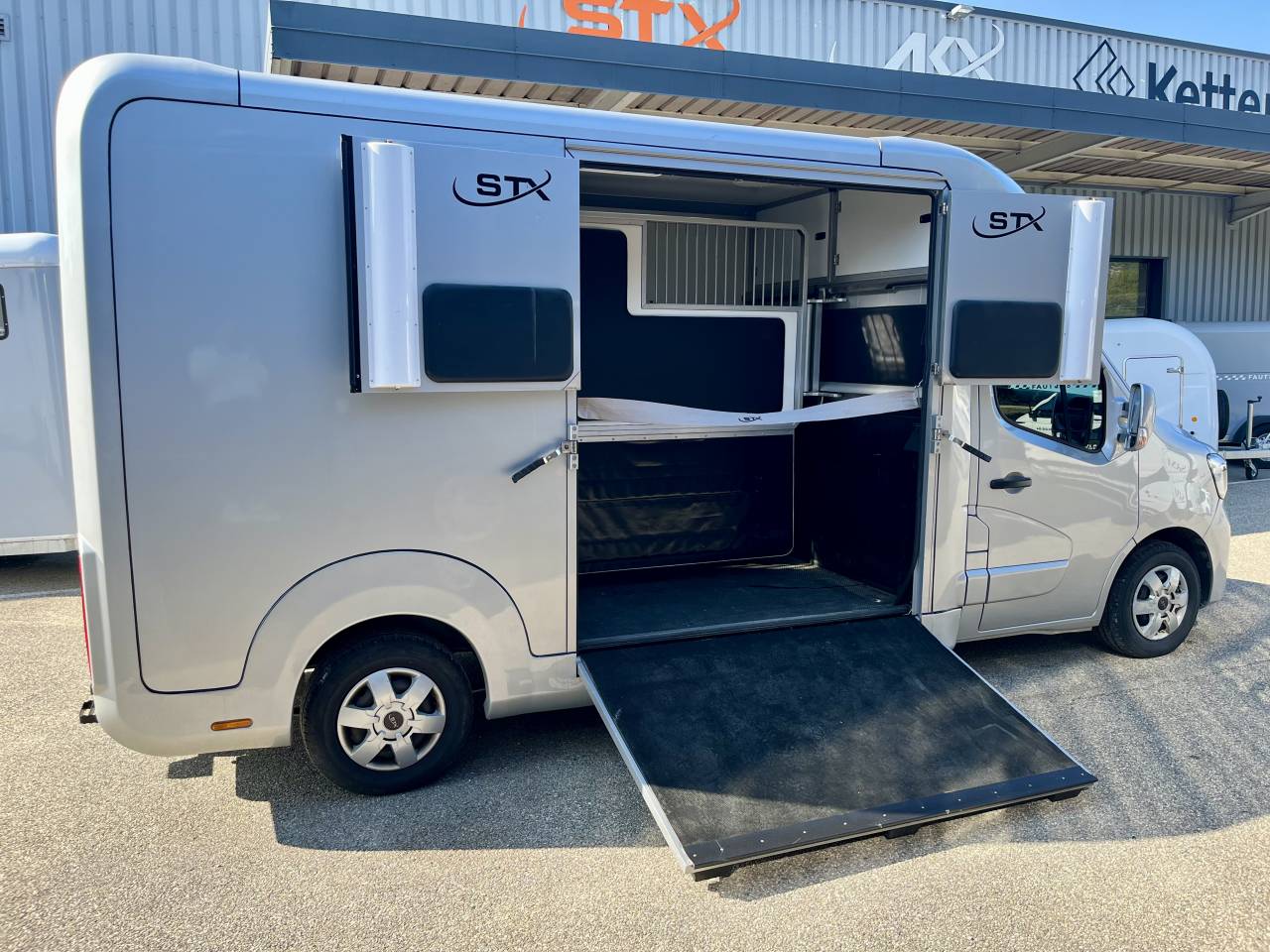 Kleine paardenvrachtwagen (B rijbewijs) STX  2021 Tweedehands