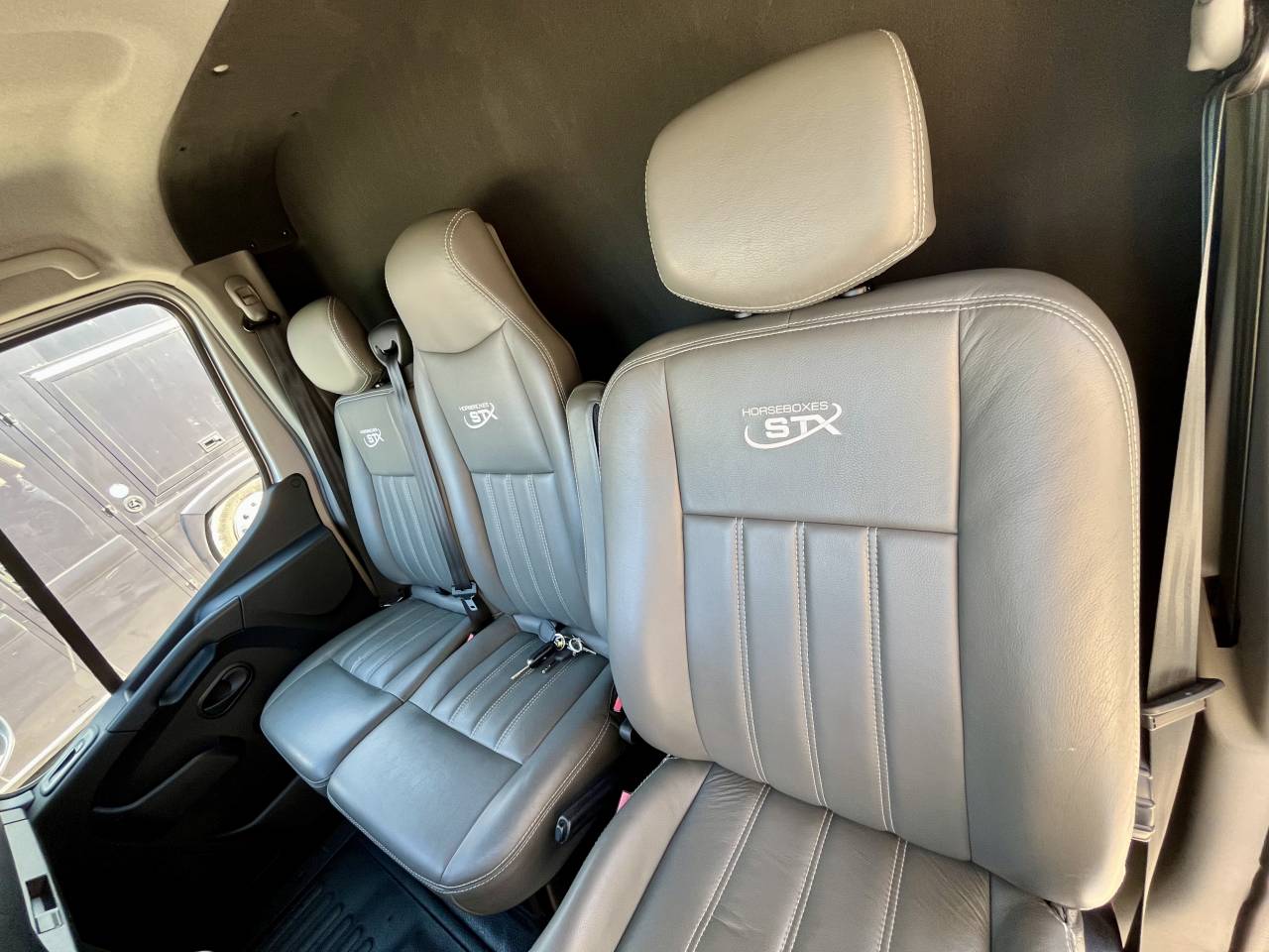 Kleine paardenvrachtwagen (B rijbewijs) STX  2021 Tweedehands