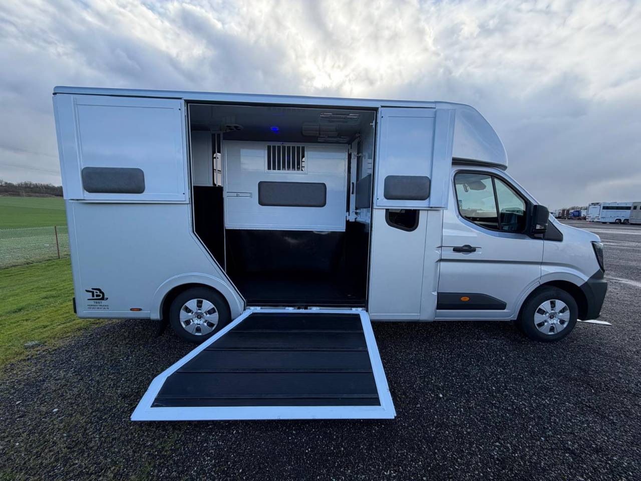 Kleine paardenvrachtwagen (B rijbewijs) TBST Renault Master 2026 Nieuw