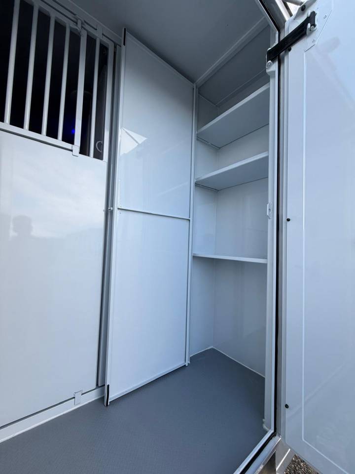 Kleine paardenvrachtwagen (B rijbewijs) TBST Renault Master 2026 Nieuw