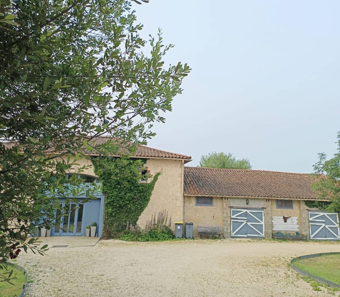 Mooi hippisch vastgoed Koop Deux-S&egrave;vres