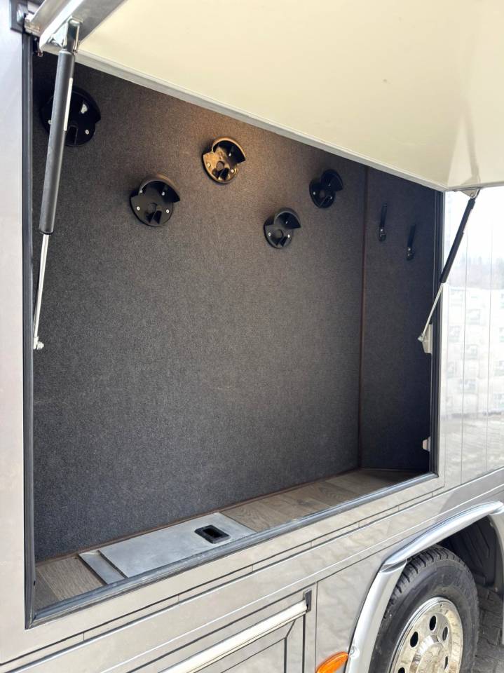 Zware paardenvrachtwagen (groot rijbewijs) Mercedes MERCEDES-BENZ 0 Tweedehands