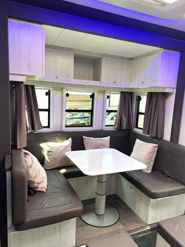 Zware paardenvrachtwagen (groot rijbewijs) Mercedes MERCEDES-BENZ 0 Tweedehands