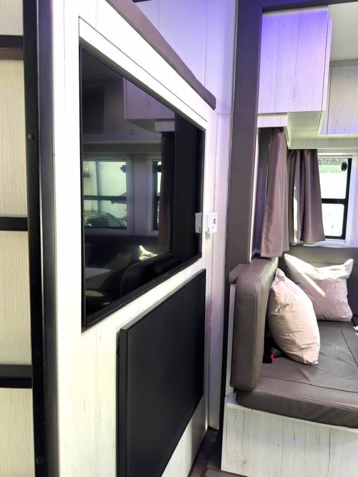 Zware paardenvrachtwagen (groot rijbewijs) Mercedes MERCEDES-BENZ 0 Tweedehands