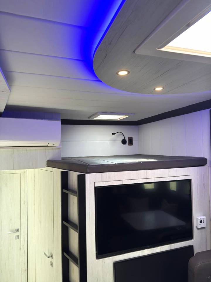 Zware paardenvrachtwagen (groot rijbewijs) Mercedes MERCEDES-BENZ 0 Tweedehands