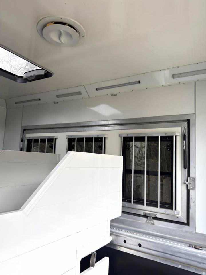 Zware paardenvrachtwagen (groot rijbewijs) Mercedes MERCEDES-BENZ 0 Tweedehands