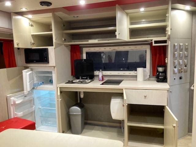 Zware paardenvrachtwagen (groot rijbewijs) Renault 44HH1 2011 Tweedehands