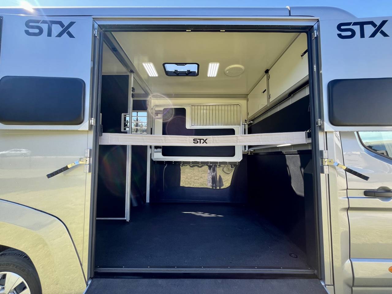 Kleine paardenvrachtwagen (B rijbewijs) STX  2026 Nieuw