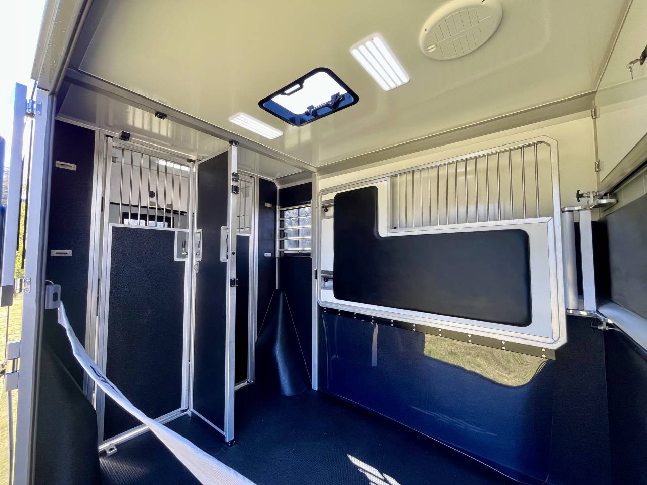 Kleine paardenvrachtwagen (B rijbewijs) STX  2026 Nieuw