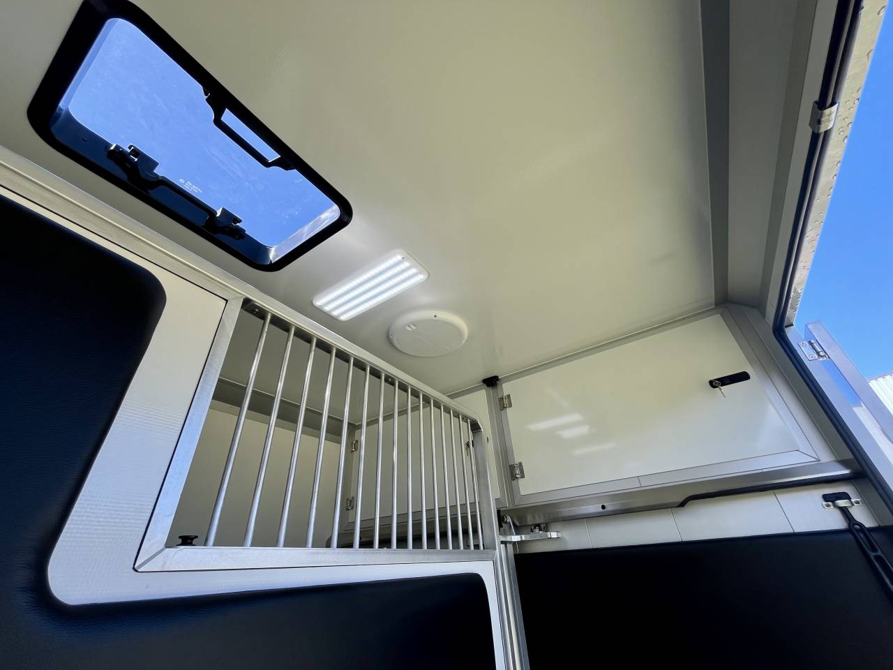 Kleine paardenvrachtwagen (B rijbewijs) STX  2026 Nieuw