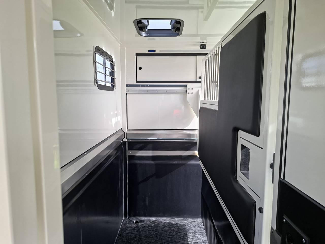 Kleine paardenvrachtwagen (B rijbewijs) Ameline HARAS  2026 Nieuw