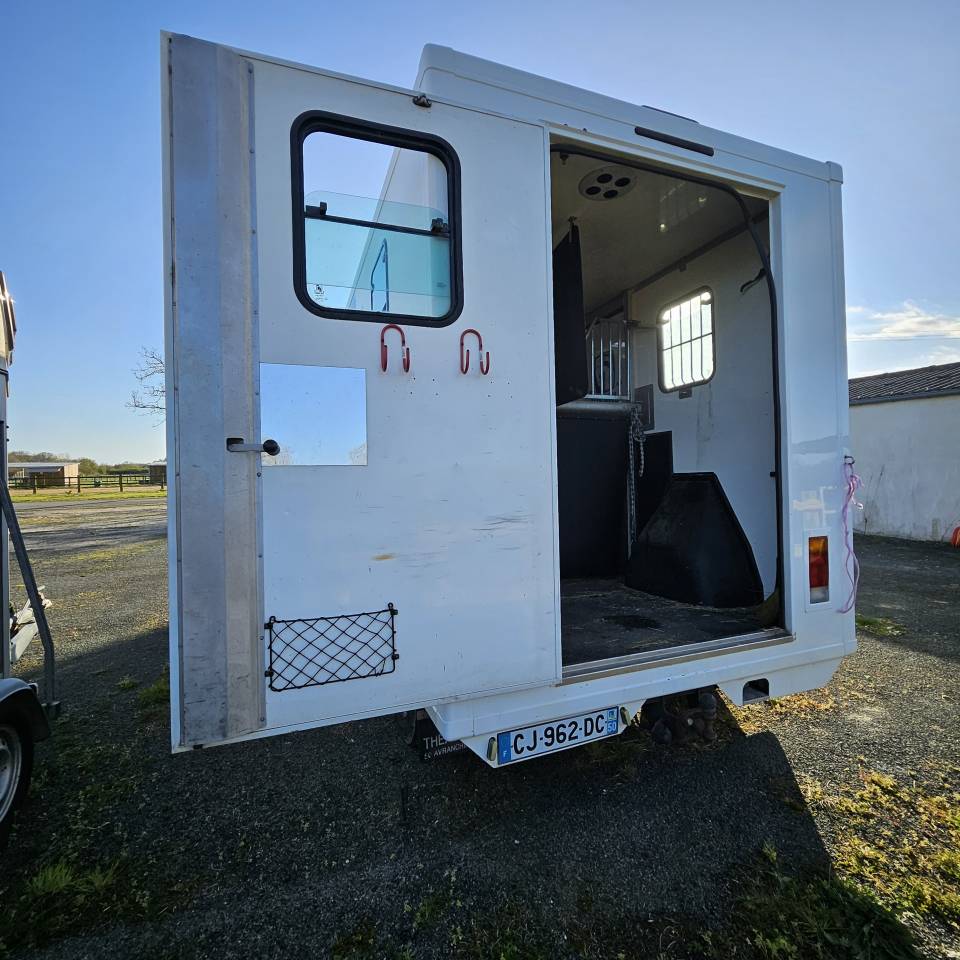 Kleine paardenvrachtwagen (B rijbewijs) Peugeot Boxer  2012 Tweedehands