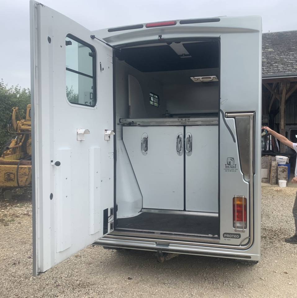 Kleine paardenvrachtwagen (B rijbewijs) Theault  2007 Tweedehands