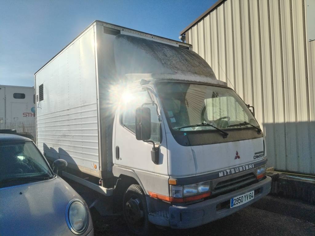 Kleine paardenvrachtwagen (B rijbewijs) Mitsubishi canter 1999 Tweedehands