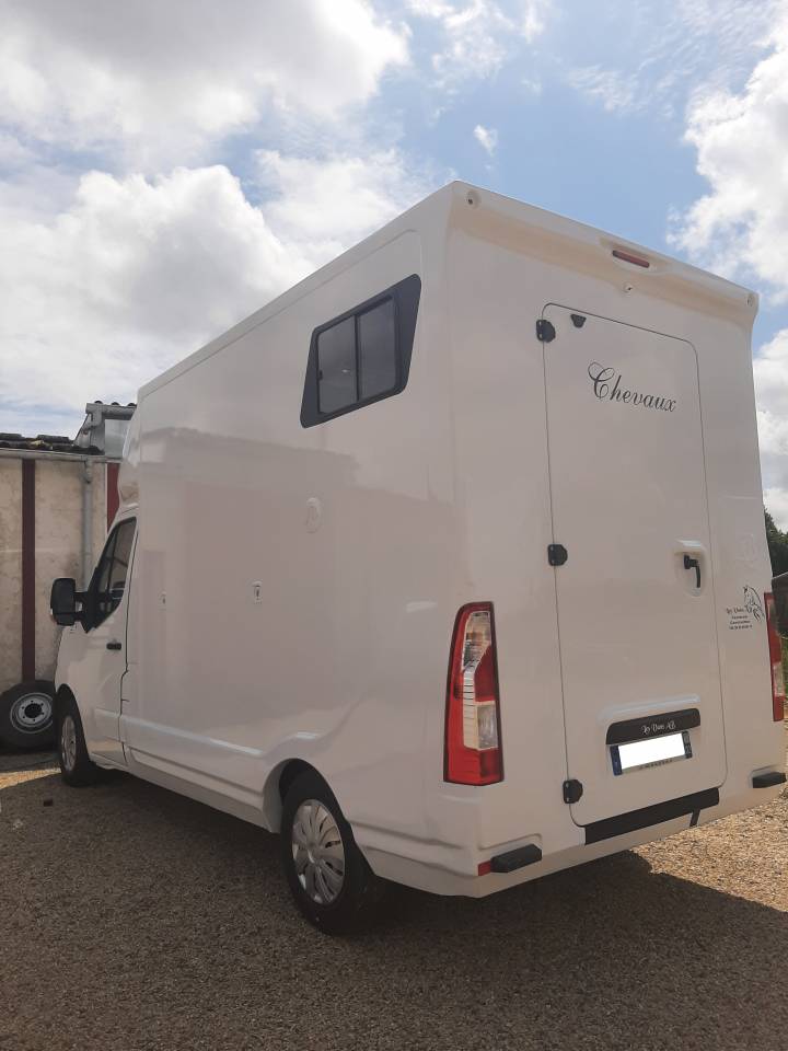 Kleine paardenvrachtwagen (B rijbewijs) Renault Master 2023 Tweedehands
