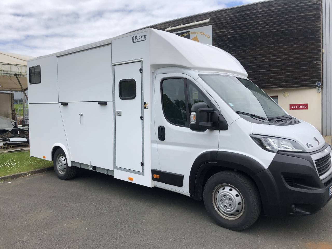 Kleine paardenvrachtwagen (B rijbewijs) AP Petit Peugeot Boxer L4  2020 Nieuw