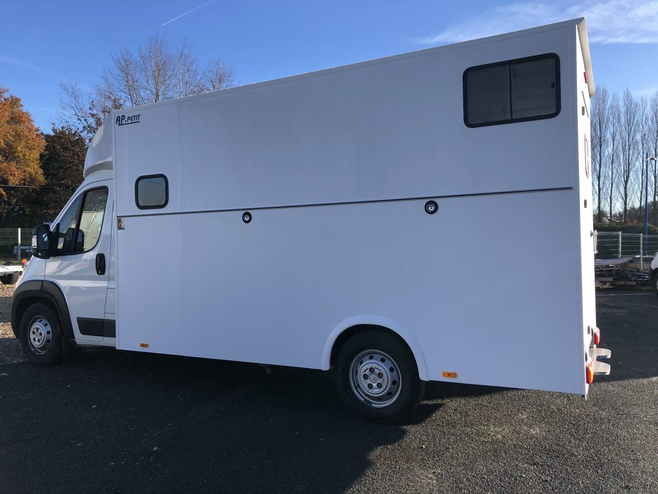 Kleine paardenvrachtwagen (B rijbewijs) AP Petit Peugeot Boxer L4  2020 Nieuw