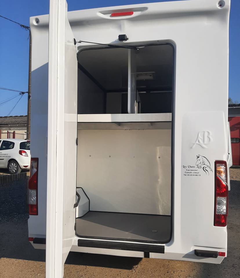 Kleine paardenvrachtwagen (B rijbewijs) Renault Master 2017 Tweedehands